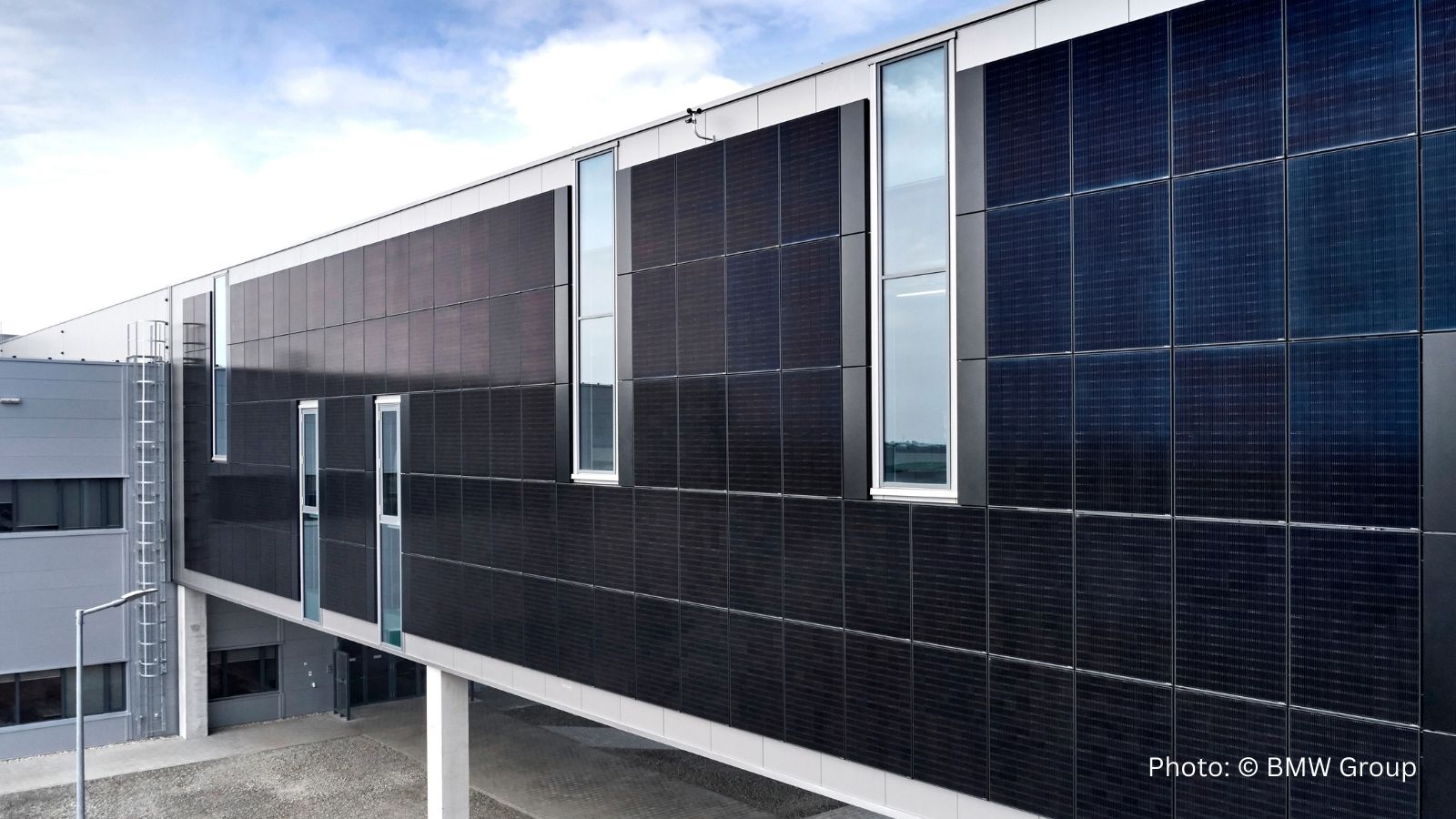 BMW Group Plant in Debrecen Hongarije voorzien van innovatieve Nederlandse zonnegevels